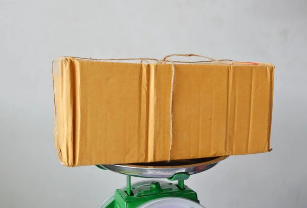 Postbox brązowy na ważenie skali taca w sklepie — Zdjęcie stockowe