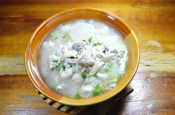 ボウルに魚と大根の熱いスープで炊いたご飯 — ストック写真