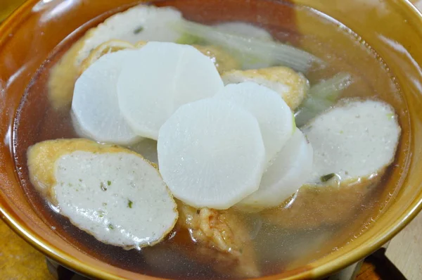 Gekochter Rettich und in Scheiben geschnittene Fischlinie heiße Suppe auf Schüssel — Stockfoto