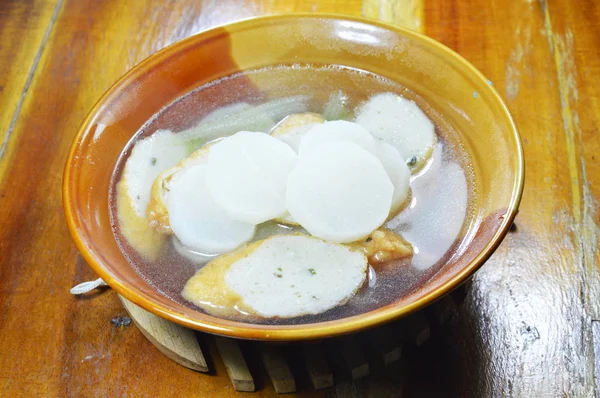 Rábano hervido y rebanada de pescado línea sopa caliente en el tazón —  Fotos de Stock