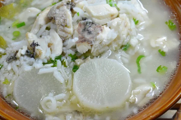 Βρασμένο ρύζι με ψάρια, ραπανάκι και ζεστή σούπα σε μπολ — Φωτογραφία Αρχείου
