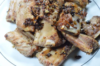 Kızarmış domuz kaburga sarımsak ve biber plaka üzerinde