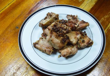  Kızarmış domuz eti kemik sarımsak ve biber çanak üzerinde