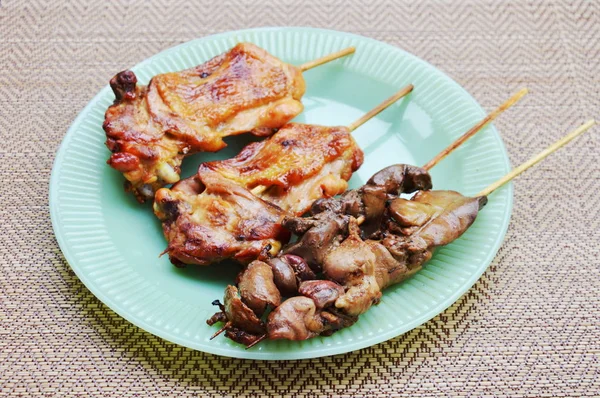 Kavrulmuş iç organlar tavuk ve et yemek üzerinde tahta sopa — Stok fotoğraf