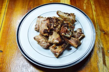 Kızarmış domuz eti kemik sarımsak ve biber çanak üzerinde