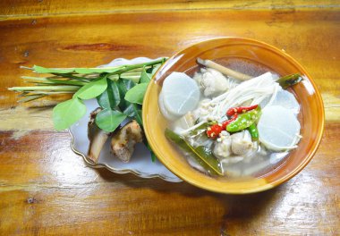 tavuk budu iğne mantar baharatlı ve ekşi çorba ve karışık madde bitki ile