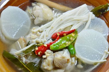 tavuk budu ile iğne mantar baharatlı ve ekşi çorba kase üzerinde