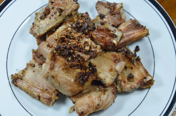 Smažené vepřové kosti s česnekem a pepřem na jídlo — Stock fotografie