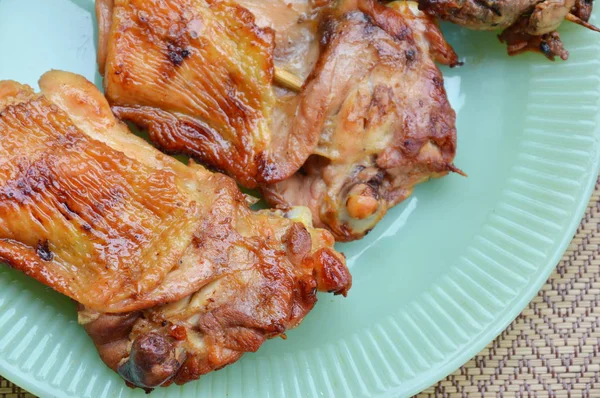 Frango grelhado e entranhas em pau de madeira no prato — Fotografia de Stock