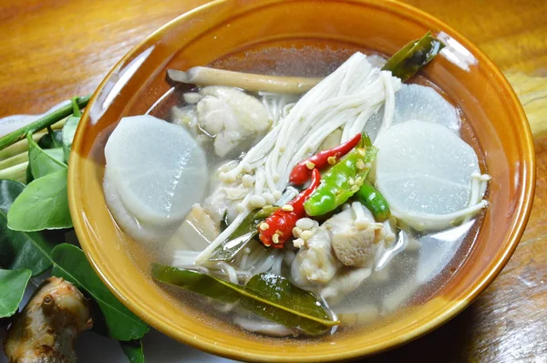 針キノコ辛い、酸っぱいスープと混合成分ハーブ鶏モモ — ストック写真