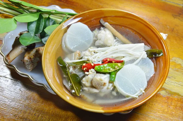 Cuisse de poulet avec aiguille champignon épicé et aigre soupe et mélange d'herbes — Photo