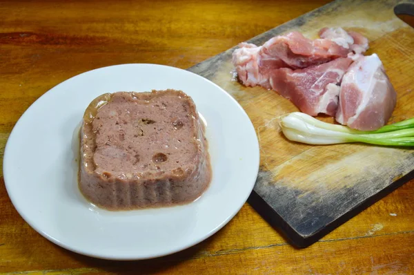 Premium natte voeding voor de hond en verse rauwe varkensvlees op hakken blok — Stockfoto