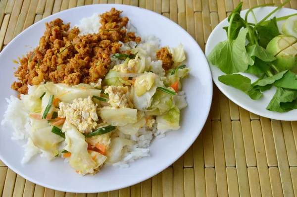 Kapusta mieszać smażony z jajkiem i pasty curry mielone wieprzowina pikantne na ryżu — Zdjęcie stockowe