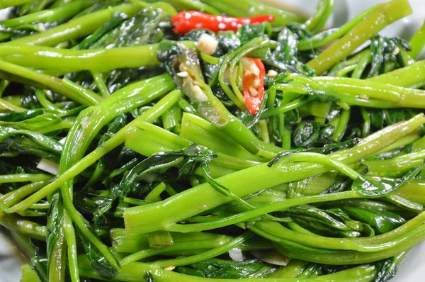  Kızarmış sabah zafer beyaz tabak üzerinde ilave edin.