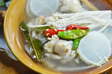  tavuk budu ile iğne mantar baharatlı ve ekşi çorba kase üzerinde