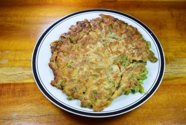 çanak üzerinde kızarmış yumurta gevrek ve kabarık