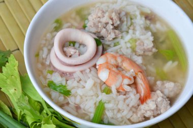 haşlanmış pirinç deniz ürünleri ve kase kıyılmış domuz etinin