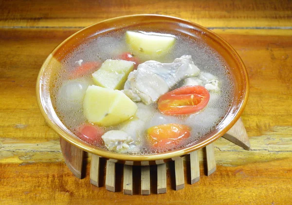 Perna de frango fervida com sopa de batata e tomate na tigela — Fotografia de Stock