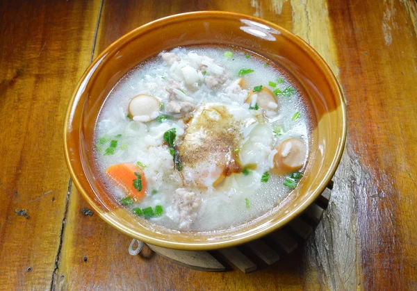 Riso bollito con salsiccia di maiale sopra l'uovo sulla ciotola — Foto Stock