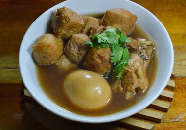 tofu ve tavuk Çin bitki kahverengi çorbası kupa ile haşlanmış yumurta