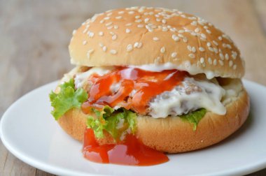 domuz eti hamburger sosu ketçap çanak