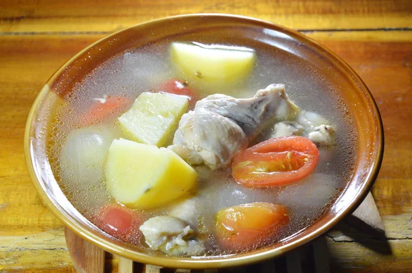 Gekochte Hähnchenkeule mit Kartoffel-Tomatensuppe auf Schüssel — Stockfoto