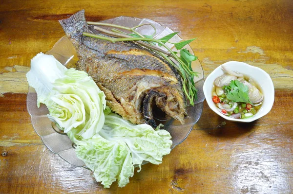 Peixe de manga frito mergulhando molho de peixe chili e vegetal no prato — Fotografia de Stock