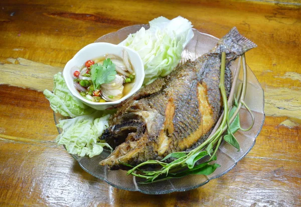 Pescado de mango frito sumergiendo salsa de chile y verduras en el plato — Foto de Stock