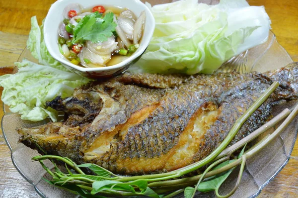 Peixe de manga frito mergulhando molho de peixe chili e vegetal no prato — Fotografia de Stock