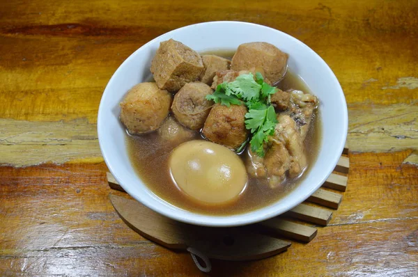 煮鸡蛋与豆腐和鸡在中草药棕色汤碗 — 图库照片