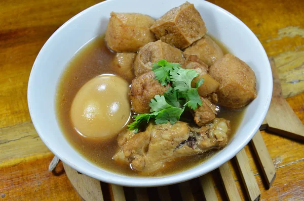 Gekookt ei met tofu en kip in de Chinese kruid bruine soep op bowl — Stockfoto