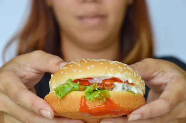 Salsa de tomate con aderezo de hamburguesa de cerdo en mano de mujer —  Fotos de Stock