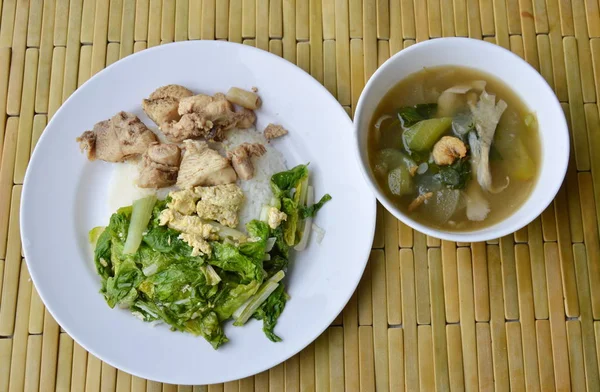 Mexa o repolho chinês frito e o frango salgado no arroz comem com a sopa vegetal mista — Fotografia de Stock