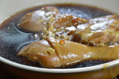 haşlanmış tavuk budu balık sosu ve Çince ot kahverengi çorbası