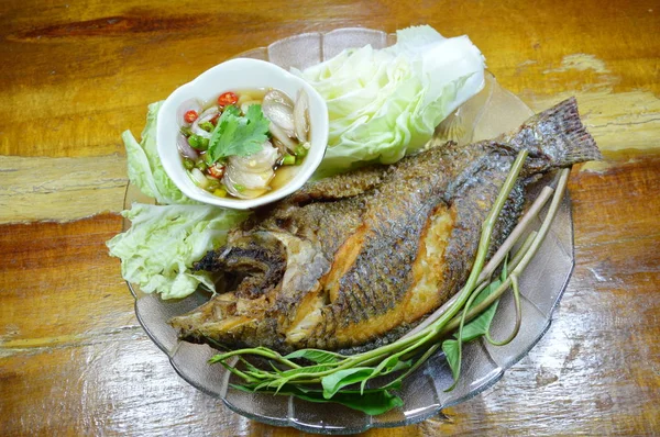 Peixe frito mergulhando molho de peixe chili e vegetal no prato — Fotografia de Stock