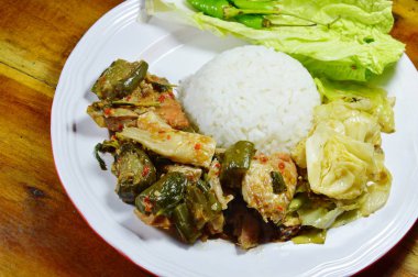 baharatlı somon yeşil köri ve yumurta ile kızarmış lahana pirinç üzerine ilave edin.