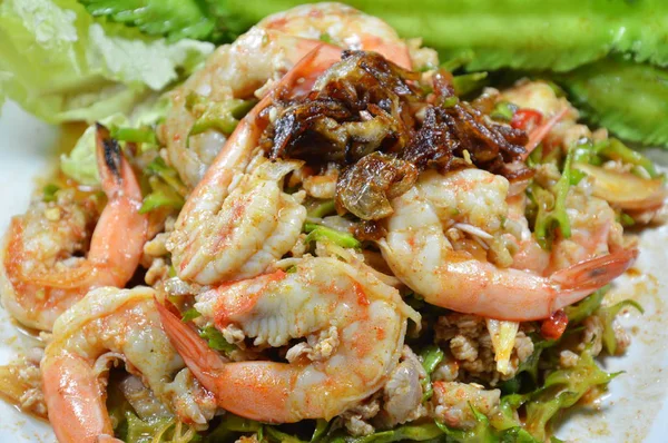 Salade de crevettes épicées et haricot aile manger avec des légumes frais sur le plat — Photo