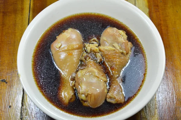 煮鸡腿在鱼酱和中草药棕色汤 — 图库照片