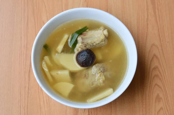 ゆでタケノコ豚骨とキノコのスープ — ストック写真