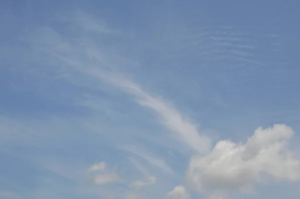 Nublado no céu no dia ensolarado — Fotografia de Stock