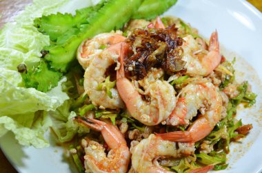 çanak üzerinde taze sebze ile baharatlı karides ve kanat fasulye salatası yemek