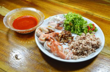 üzerinde yemek pişirmek Baharatlı karides ve demirhindi soslu kanat fasulye salata hazırlamak