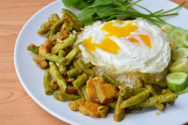 baharatlı karıştırın kızarmış yarda uzun fasulye domuzlu köri ve kremsi yumurta sarısı pirinç