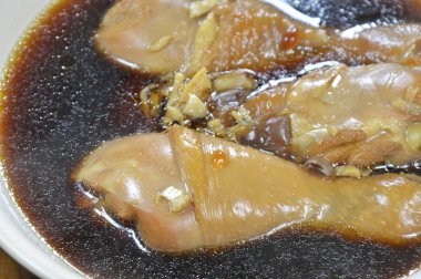 haşlanmış tavuk budu balık sosu ve Çince ot kahverengi çorbası