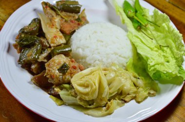 Kızarmış lahana yumurta ve baharatlı somon yeşil köri pirinç üzerine ilave edin.