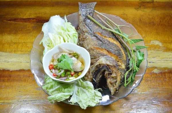 Peixe frito mergulhando molho de peixe chili e vegetal no prato — Fotografia de Stock