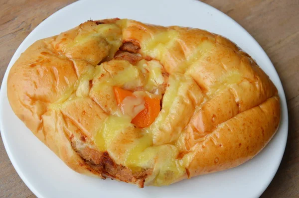 パンもの乾燥細切り豚肉と皿に塩卵の黄身 — ストック写真