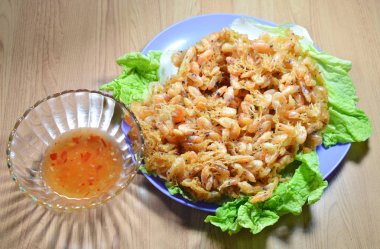 un ve yumurta tatlı sos daldırma derin yağda kızartılmış karides