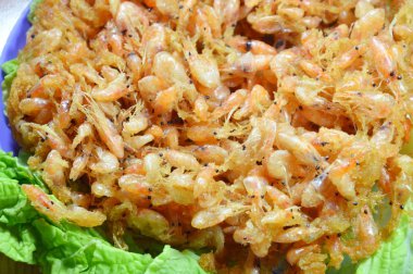 derin yağda kızartılmış karides un ve yumurta çanak üzerinde tatlı biber sosu giyinme