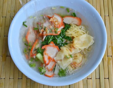 Barbekü domuz eti ve hamur tatlısı kupa ile yumurta şehriye çorbası remake